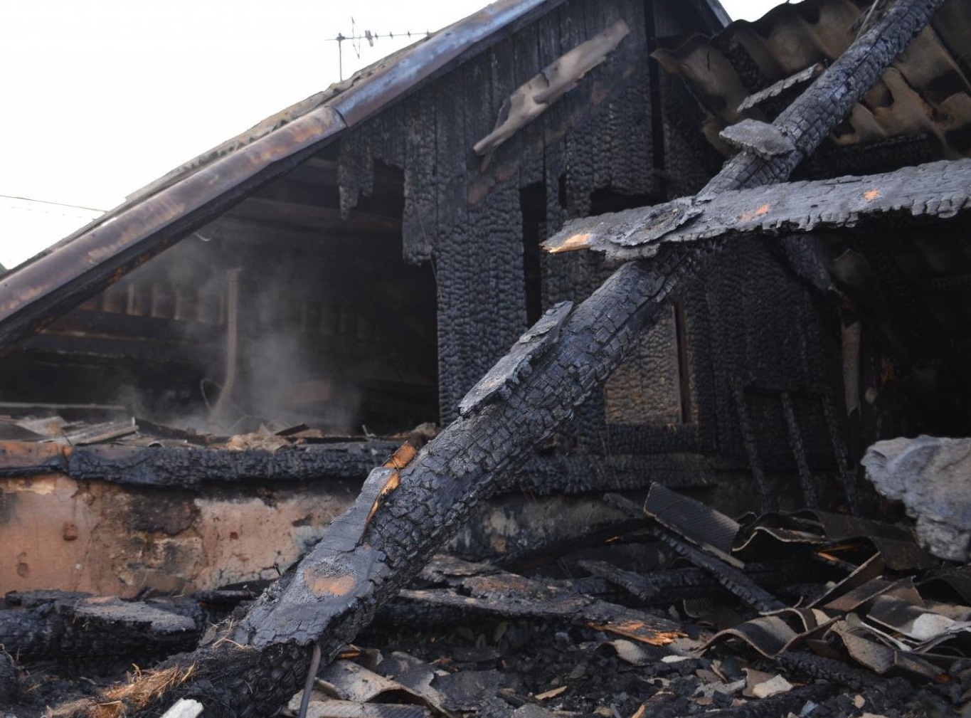 В выходные пожары случились на территории частных домов в Кинешме и Комсомольском районе