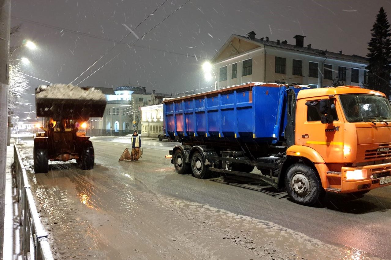 За ночь с ивановских улиц вывезено более 1500 кубометров снега
