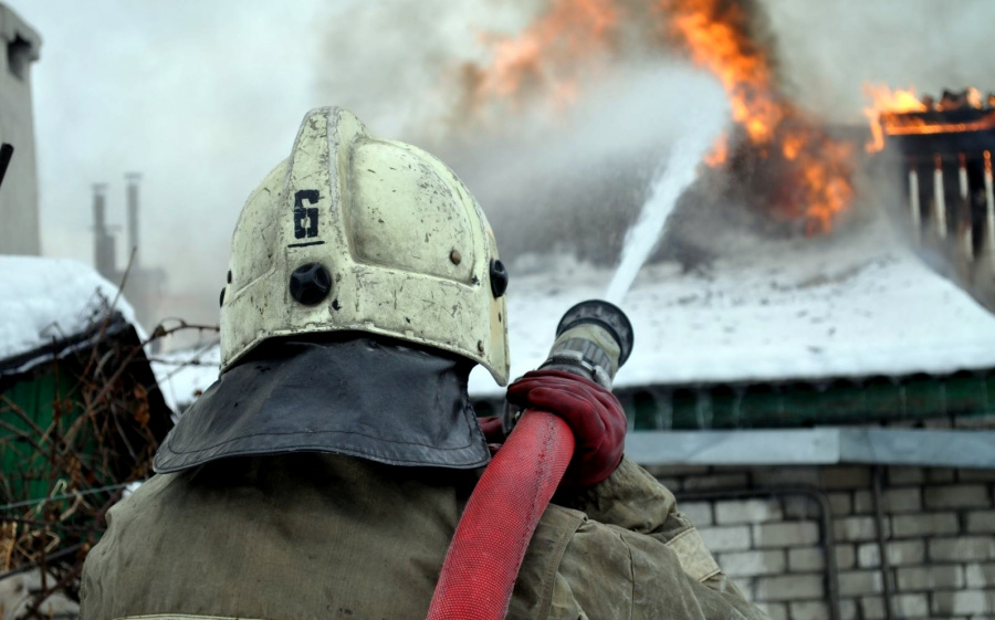 На пожаре в Приволжском районе погибла женщина и пострадал мужчина