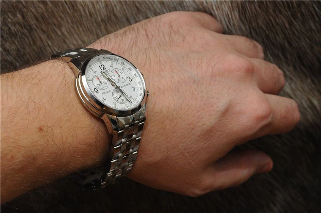 Как должен сидеть браслет часов. Металлические часы на руке. Стальные часы на руке мужские. Мужские часы с металлическим браслетом. Металлические часы мужские на руку.