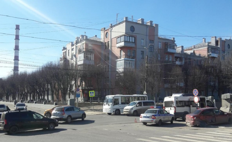 Шесть человек пострадали при столкновении маршрутки и легкового автомобиля в центре Иванова