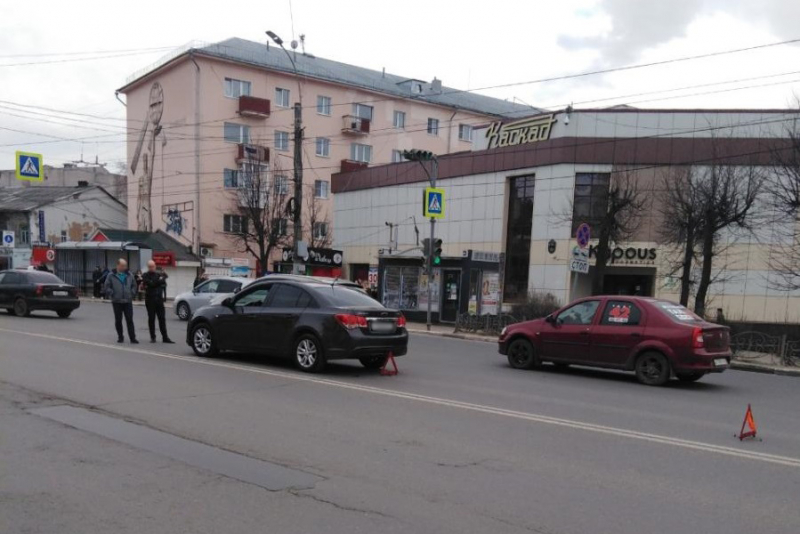Мопедист устроил аварию в Иванове, оставил травмированного пассажира и скрылся (ФОТО)