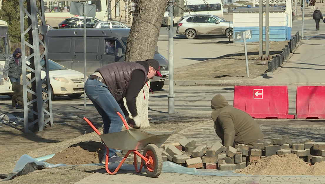 В Иванове приступили к восстановлению тротуара в Троицком сквере