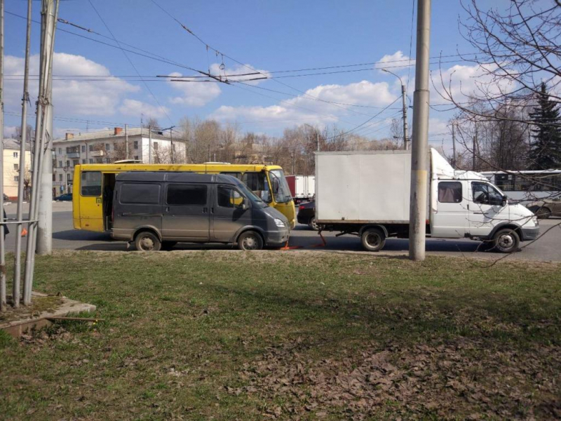 На кольце у автовокзала в Иванове столкнулись автобус и грузовая «Газель» (ФОТО)
