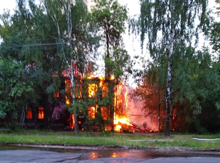 На Сортировке в Иванове сгорела часть двухэтажного дома (ВИДЕО)
