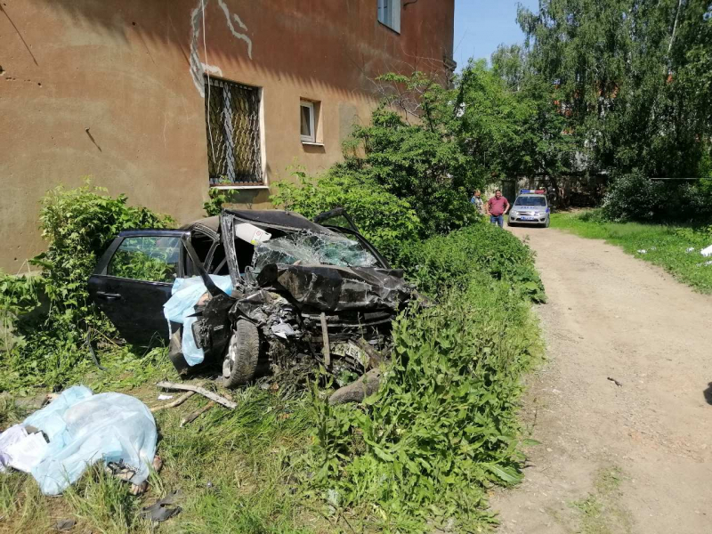 В Иванове автомобиль сбил пешехода и врезался в дом: четверо погибших 