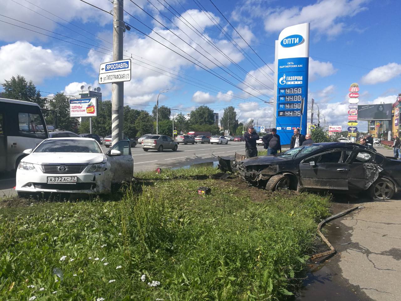 Один человек погиб и трое пострадали при столкновении двух иномарок в Иванове