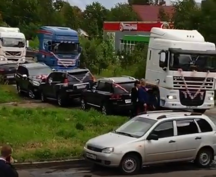 Молодожены из Вичуги прибыли на церемонию бракосочетания на грузовиках (ВИДЕО)
