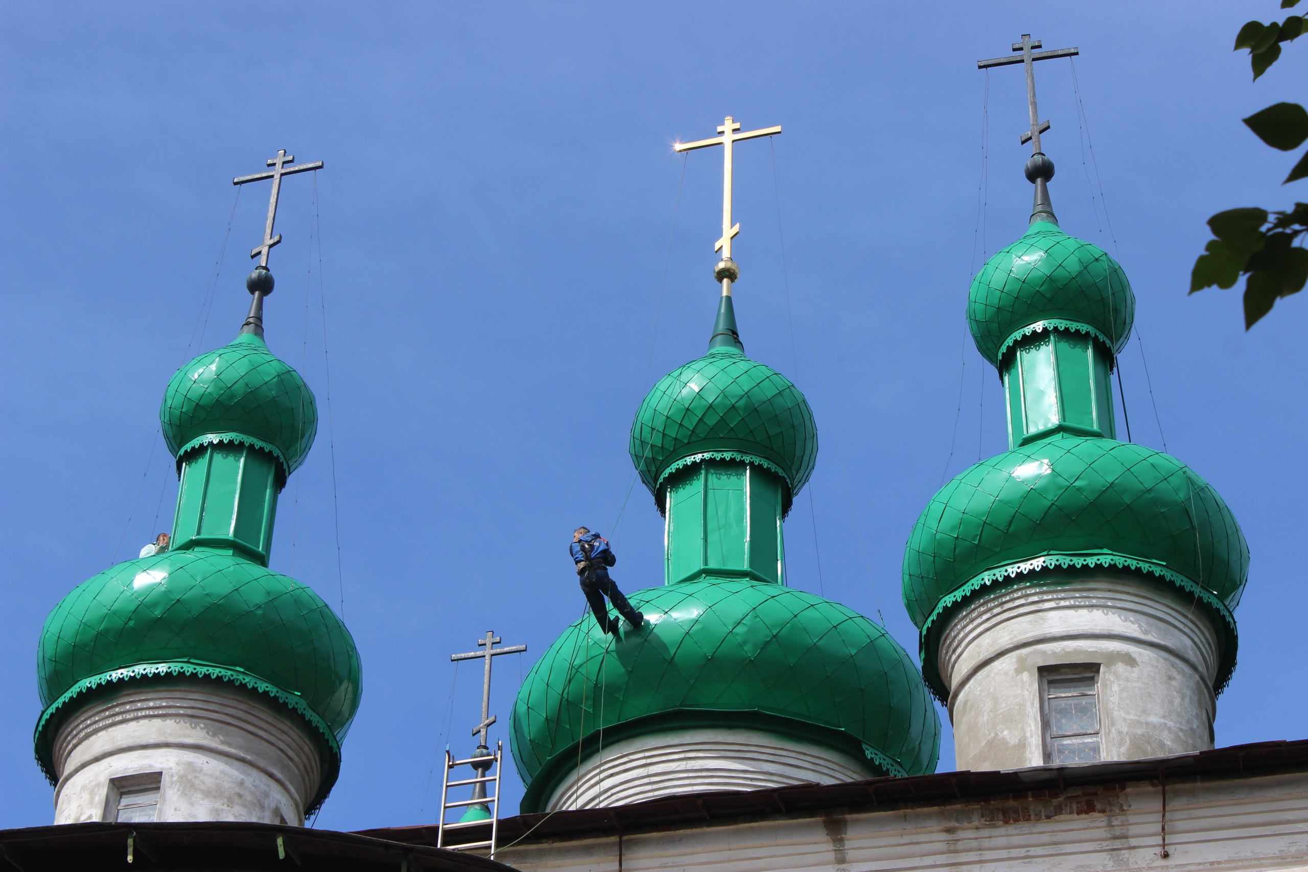В Кинешме и Фурманове обновляют купола храмов (ФОТО)