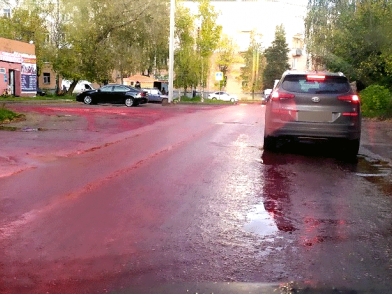 Найден водитель, который раскрасил дороги Иванова в красный цвет
