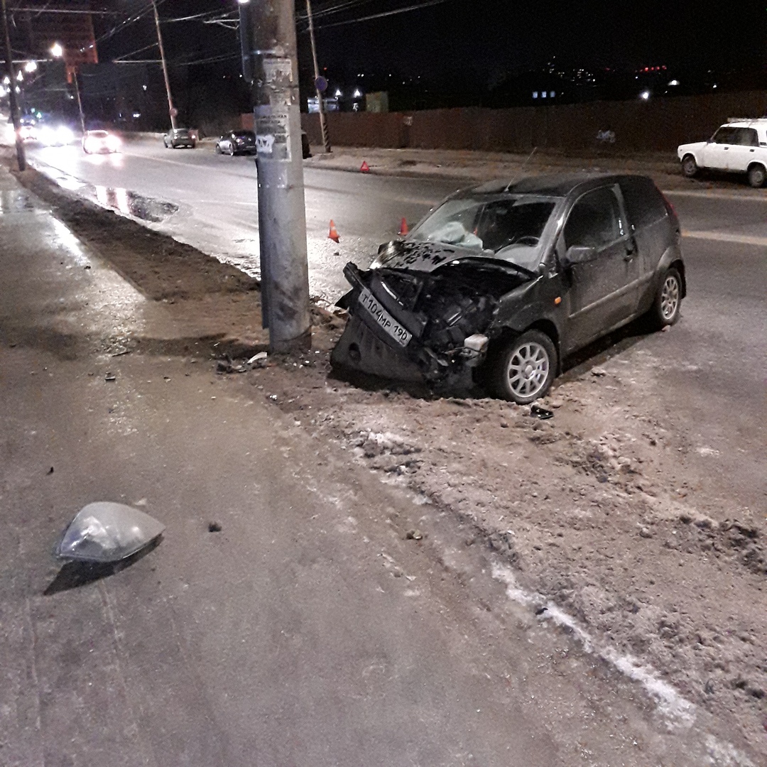 В Иванове автомобилистка врезалась в опору электропередачи