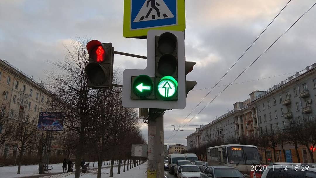 На перекрестках проспекта Ленина с улицами Октябрьской и Якова Гарелина установили дополнительные секции светофоров