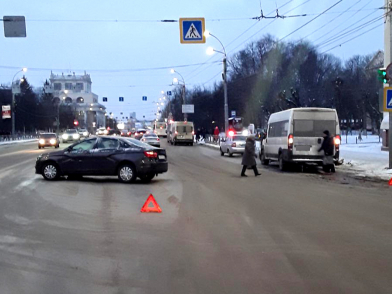 Водитель проехавшей на «красный» маршрутки спровоцировал ДТП в центре Иванова