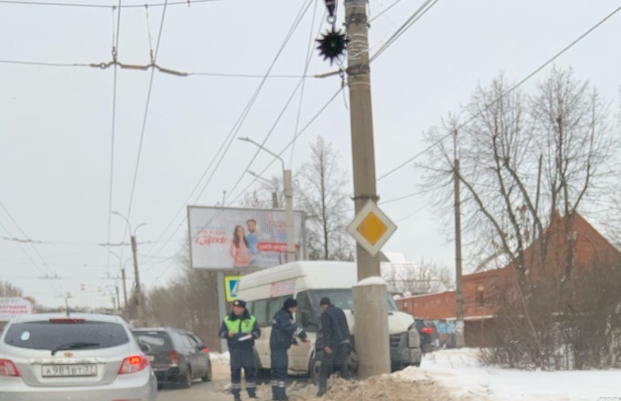 Маршрутка с пассажирами врезалась в столб в Иванове. Пострадали пять человек