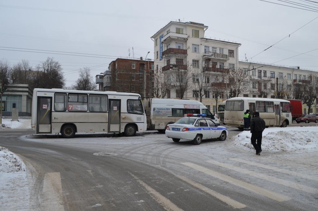 В центре Иванова столкнулись два автобуса и маршрутка