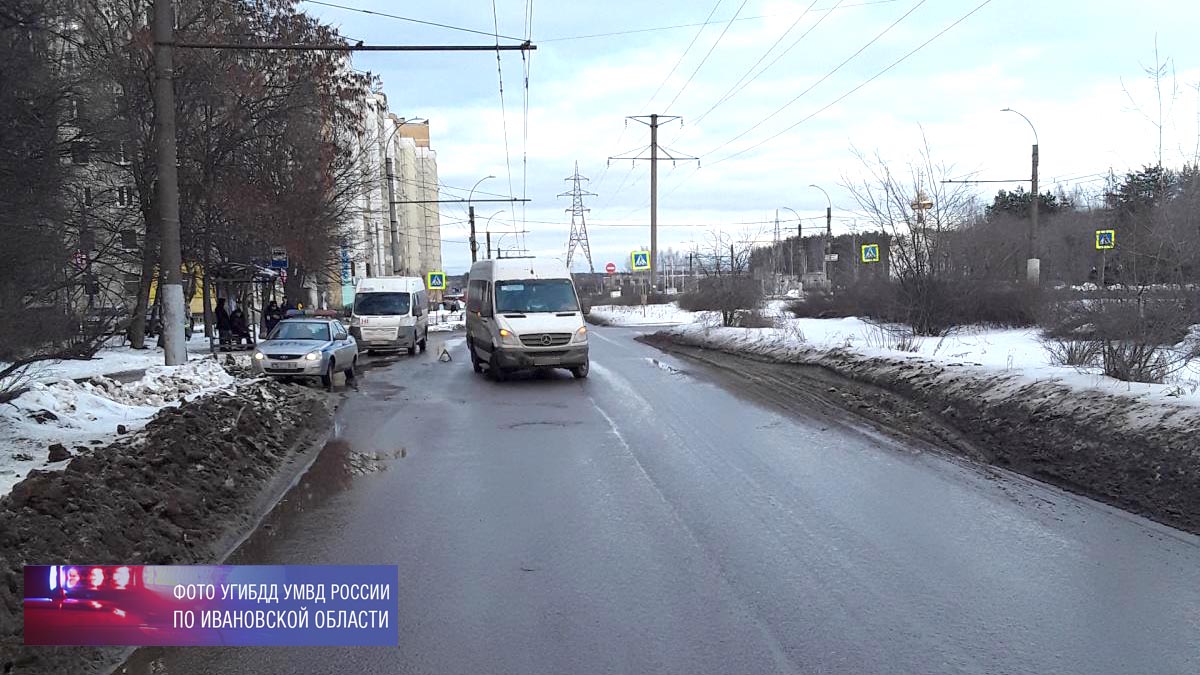 В Иванове тяжелые травмы получил мужчина, который пытался сесть в отъезжающую от остановки  маршрутку