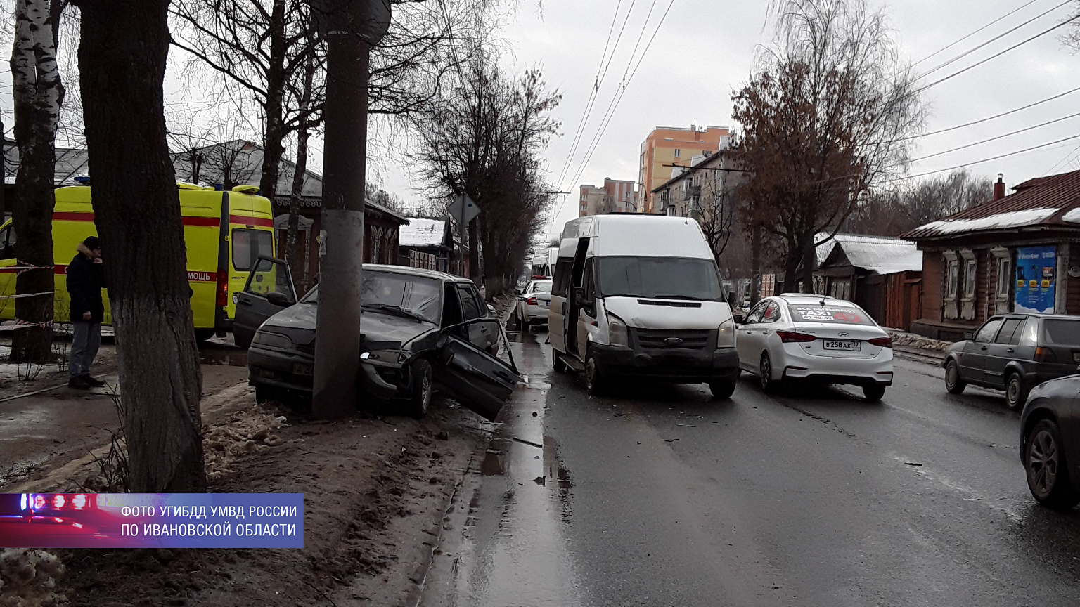 В Иванове водитель легковушки столкнулся с микроавтобусом (ФОТО)