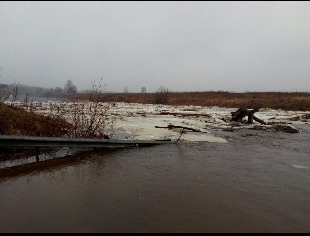 Мост через реку Нерль в Гаврилово-Посадском районе затопило в этом году на несколько недель раньше, чем в прошлом