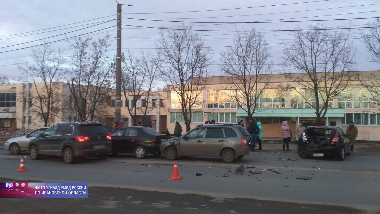Пять человек пострадали при столкновении пяти автомобилей в Кинешме