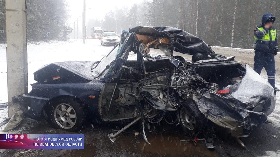 В Ивановской области два человека пострадали при столкновении легкового автомобиля и грузового тягача