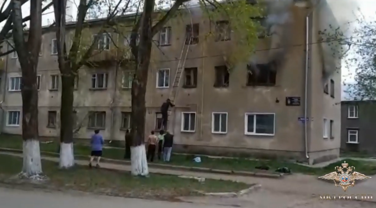 В Ивановской области полицейские спасли женщину и ее маленького ребенка из горящего дома