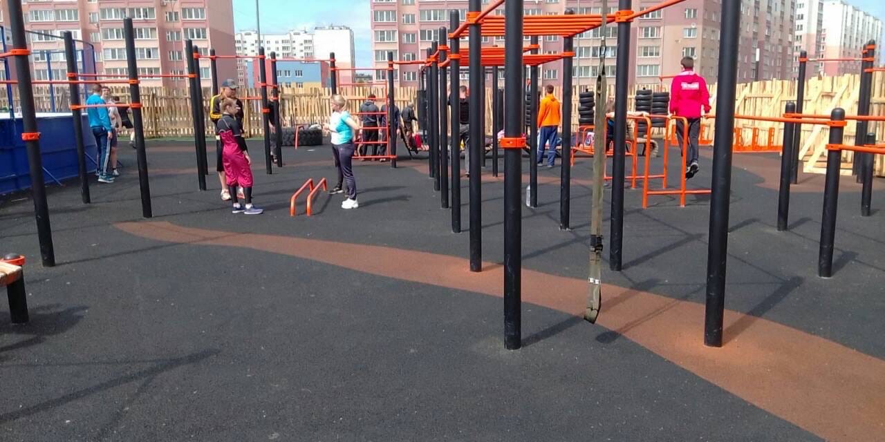 Занятия спортом на открытой площадке в Московском микрорайоне продолжаются, несмотря на возведенный забор
