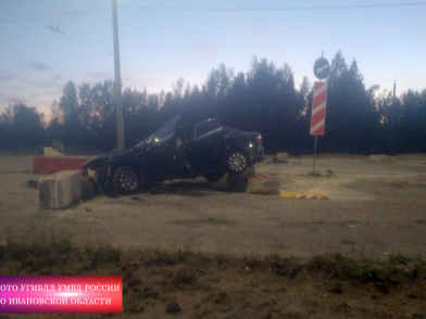 В Ивановской области водитель легковушки наехал на бетонное ограждение: в ДТП пострадали четыре человека