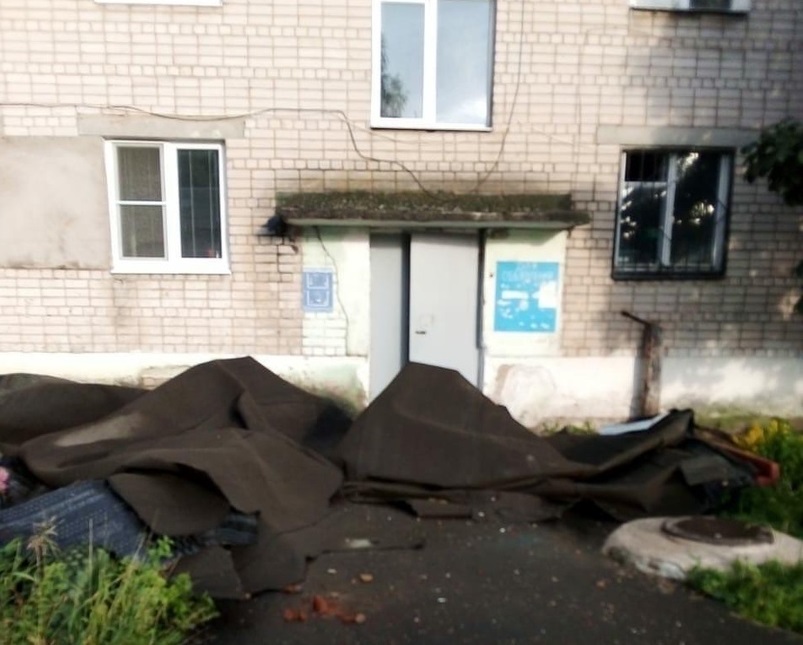 В Бибиреве Ивановского района ветром повредило крышу многоэтажки