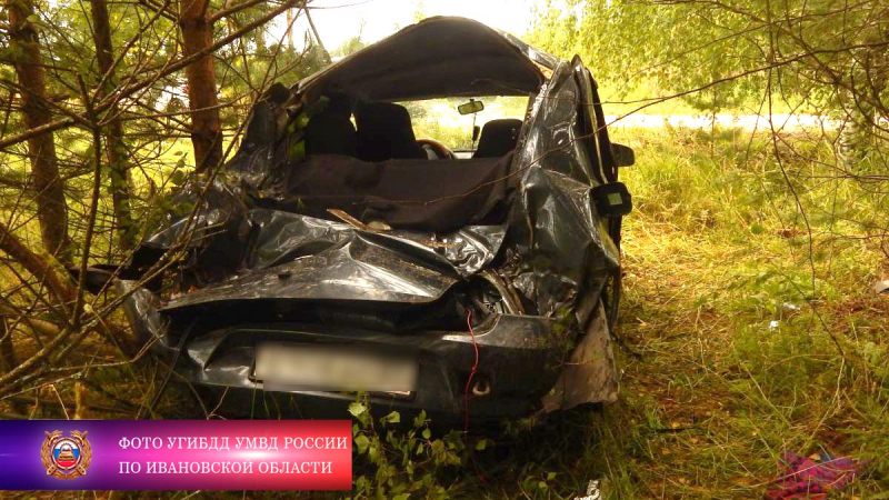 В Тейковском районе автомобиль врезался в дерево: трое пострадавших