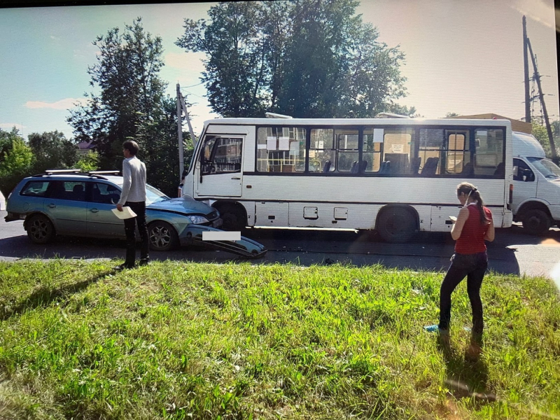 Число пострадавших в столкновении автобуса и легковушки на улице 1-ой Сосневской возросло до четырех 