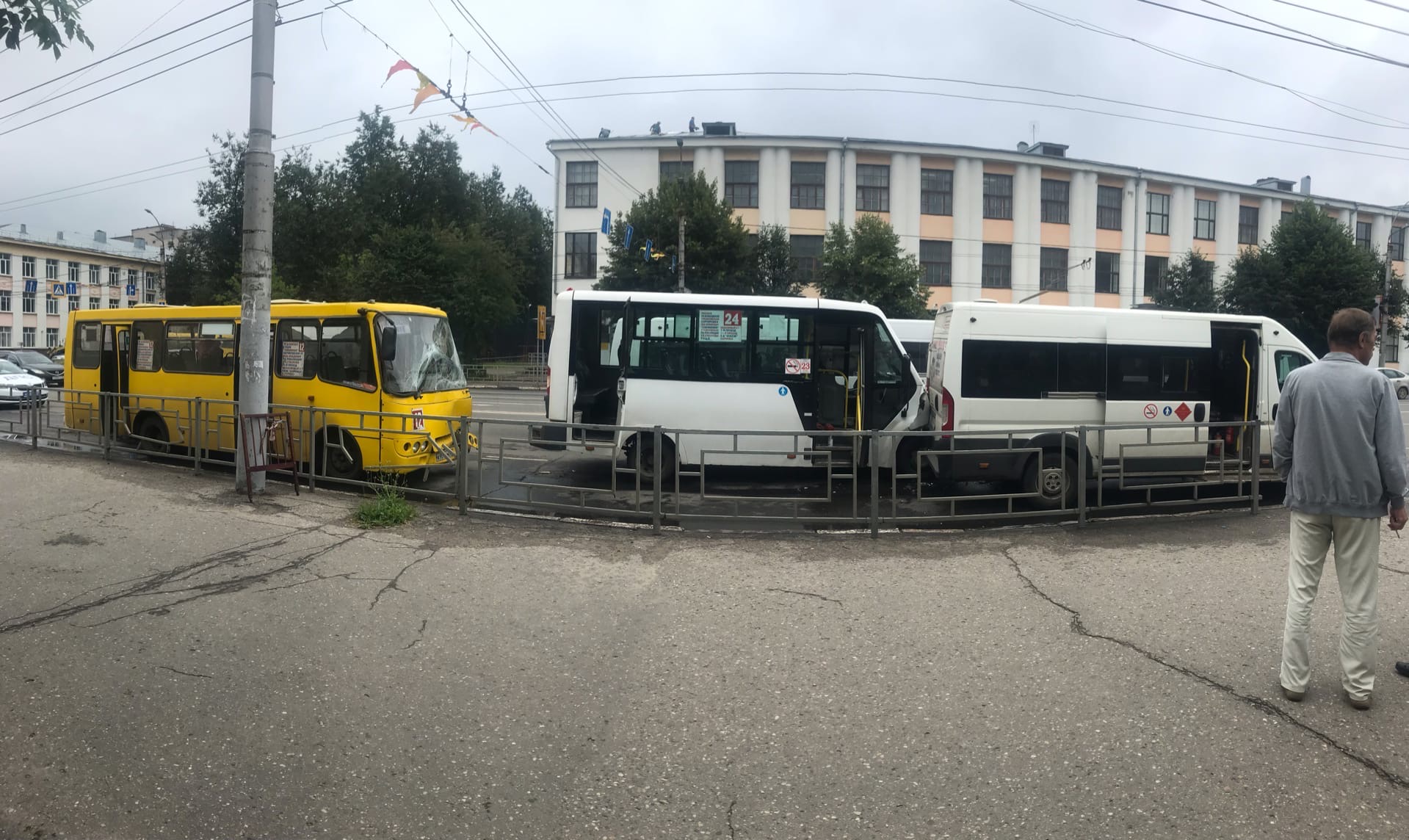 Шесть человек пострадали при столкновении автобуса «Богдан» с двумя маршрутками в центре Иванова