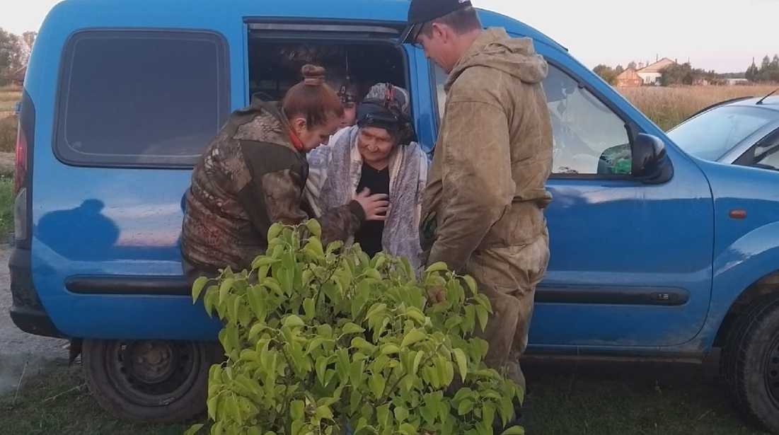 В Ивановской области спасатели вывели из леса с болотами 82-летнюю женщину