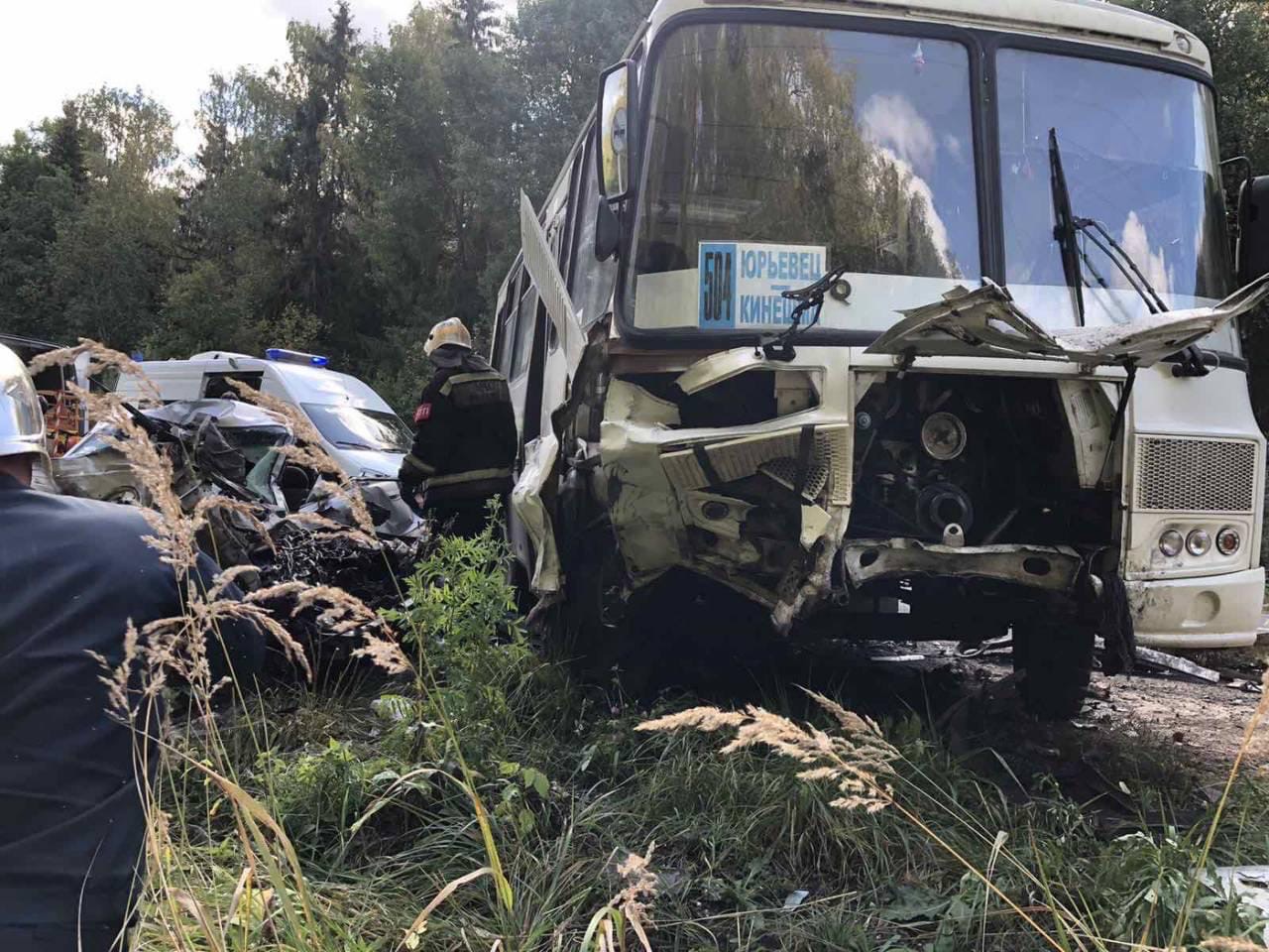 Один человек погиб и четыре пострадали при лобовом столкновении автобуса и легкового автомобиля в Ивановской области