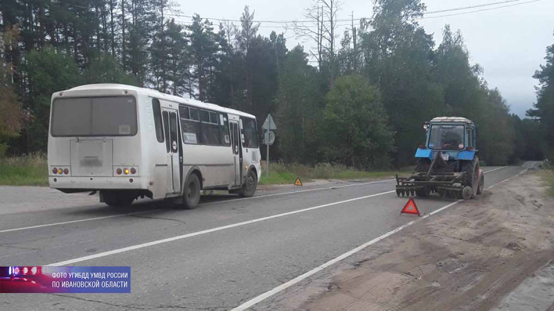 Трактор столкнулся с пассажирским автобусом в Лежневском районе