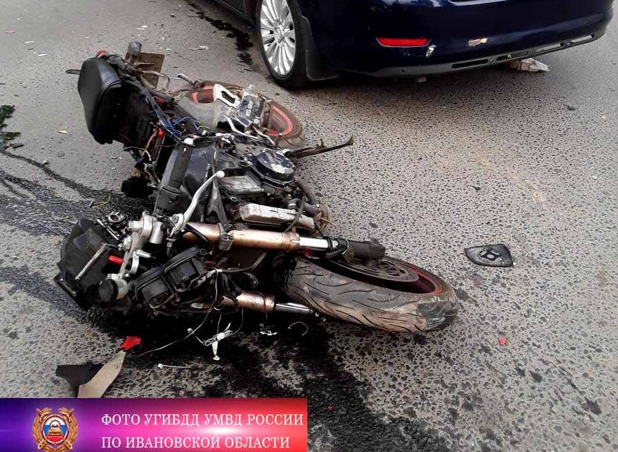 Легковушка в Иванове сбила 22-летнего мотоциклиста