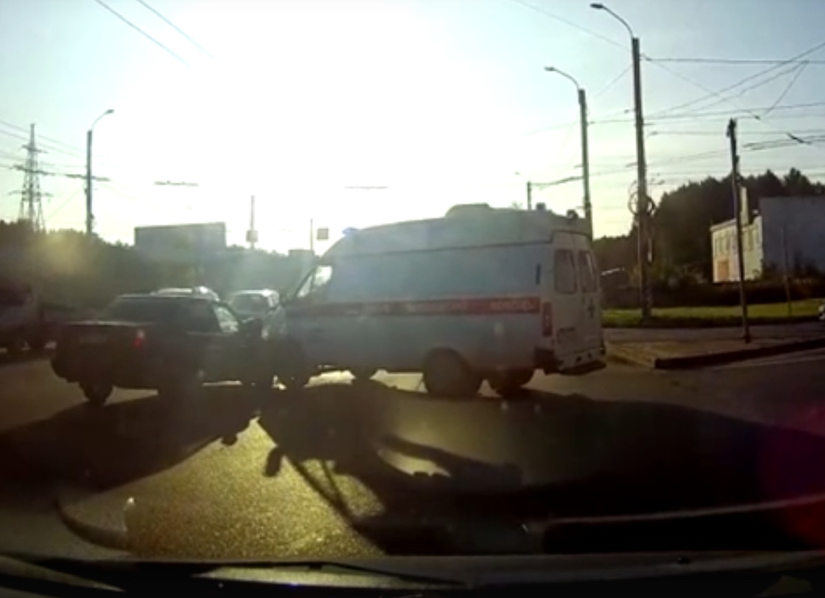 В Иванове несколько улиц встали в пробке из-за аварии со «скорой»  (видео)