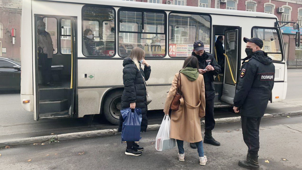 Высадка из автобуса. Пассажиры общественного транспорта. Люди садятся в автобус. Заходит в автобус.