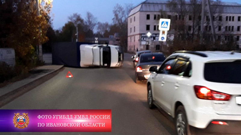 От удара с легковушкой в Иванове опрокинулся фургон