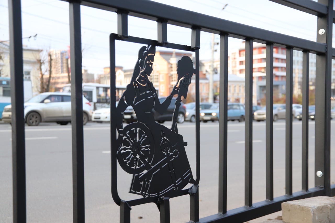В Иванове появился забор с символом города
