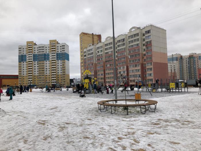 На новом покрытии спортплощадки в Московском микрорайоне выявили новый дефект (видео)