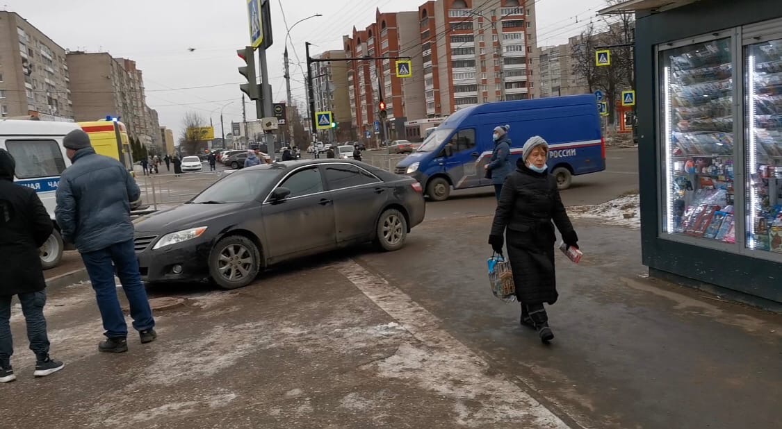 В Иванове иномарка вылетела на тротуар рядом с торговыми рядами у Центрального рынка (видео)