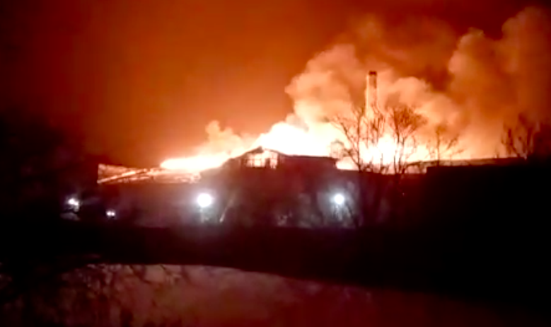 Крупный пожар произошел на льнокомбинате в Ивановской области (видео)