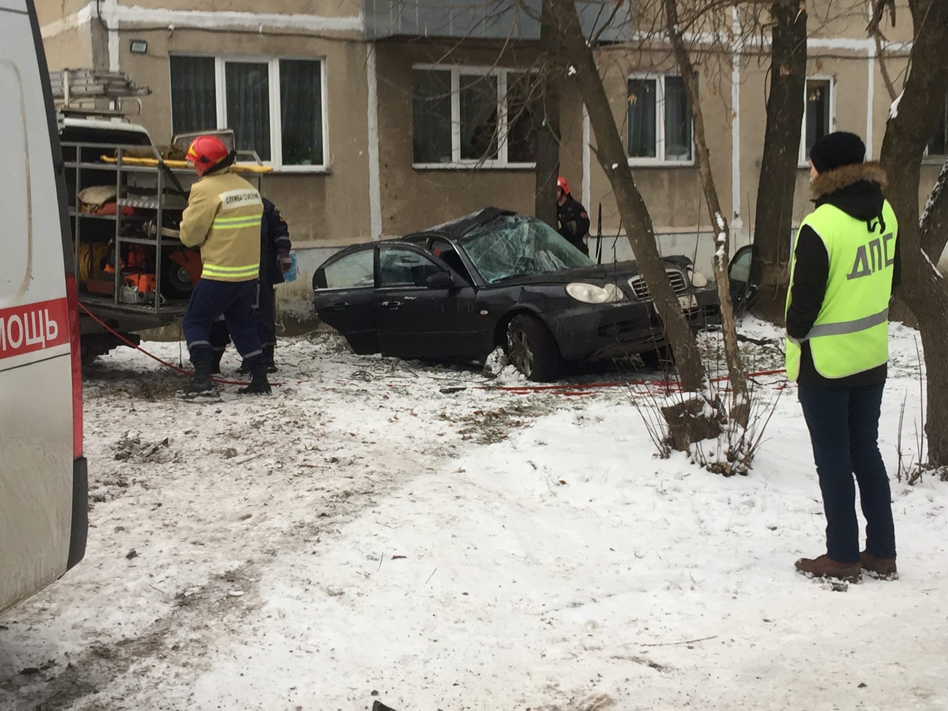 В Иванове машина влетела в многоквартирный дом (видео)