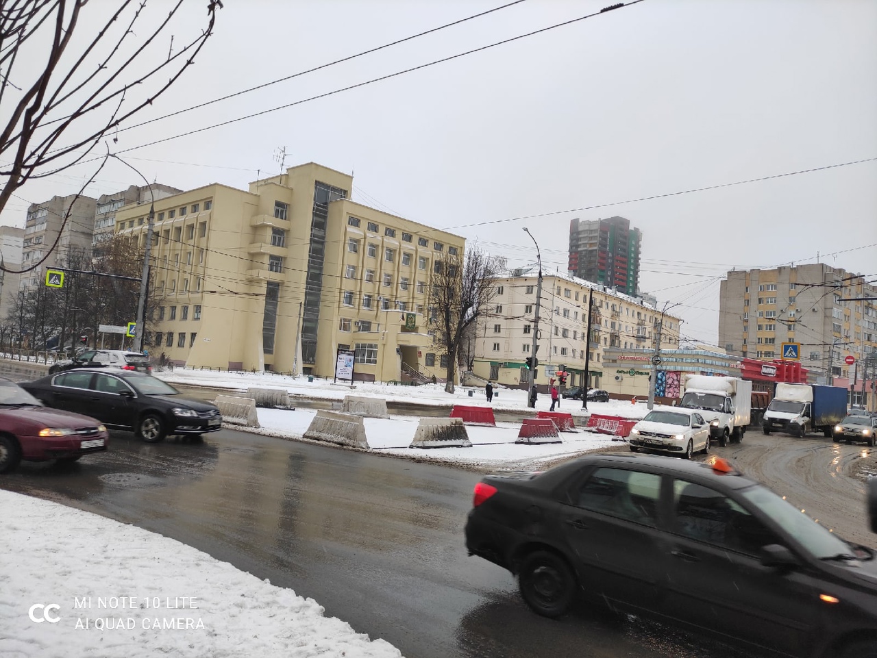На площади Победы в Иванове посреди дороги установили заграждения