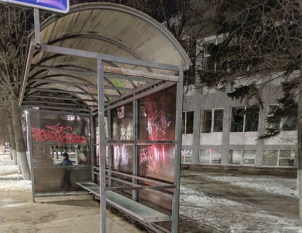 Вандалы в Иванове продолжают разрушать остановки общественного транспорта