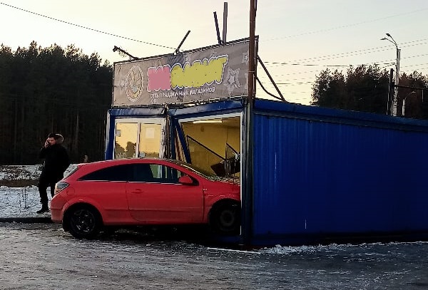 Автомобиль врезался в павильон с фейерверками в Иванове