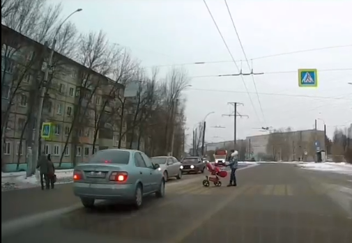 В Иванове водитель иномарки едва не сбил женщину с коляской (видео)