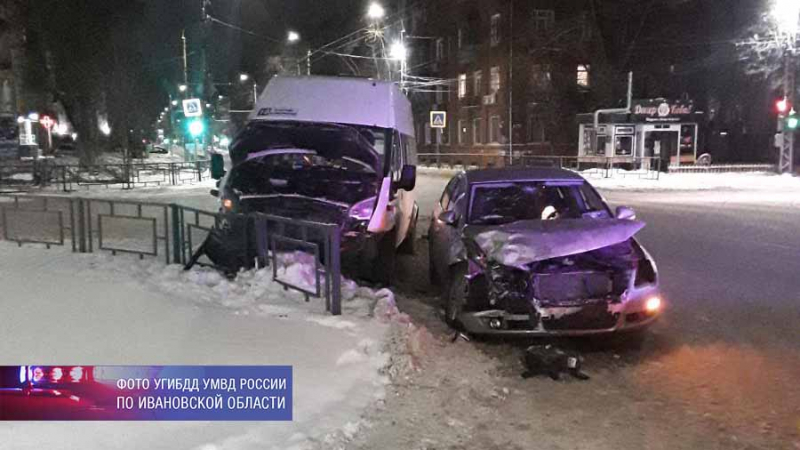 Четыре человека пострадали при столкновении легковушки и маршрутки в Иванове