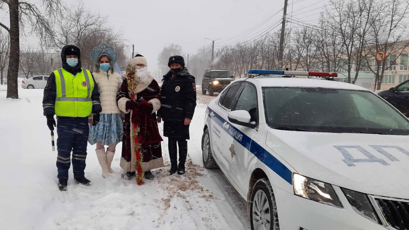 «Полицейский Дед Мороз» продолжает напоминать детям из Ивановской области правила безопасности
