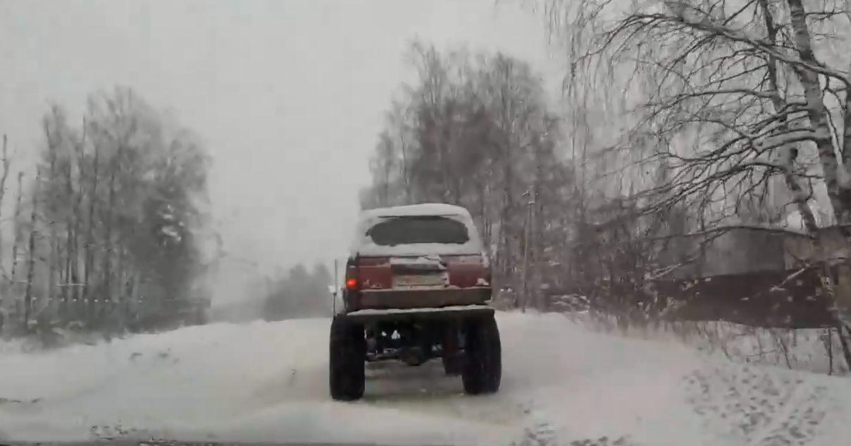 Ивановец на самодельной снегоуборочной машине помогает чистить дороги уже 20-й год